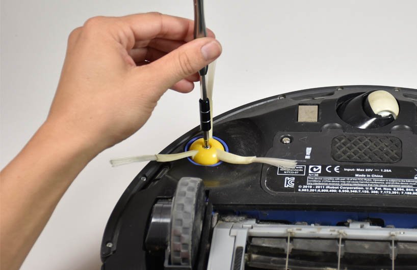 hướng dẫn tháo và thay pin cho robot hút bụi