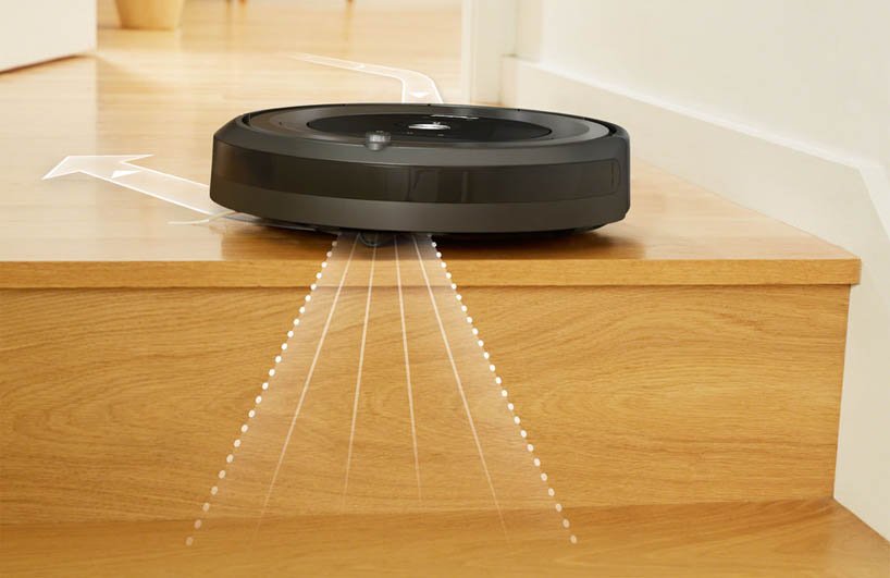 robot hút bụi Roomba rơi xuống cầu thang