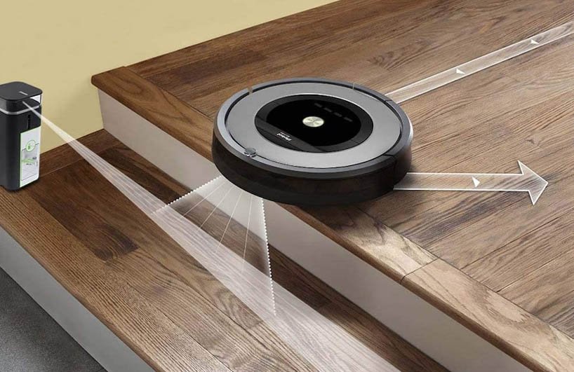 robot hút bụi Roomba rơi xuống cầu thang