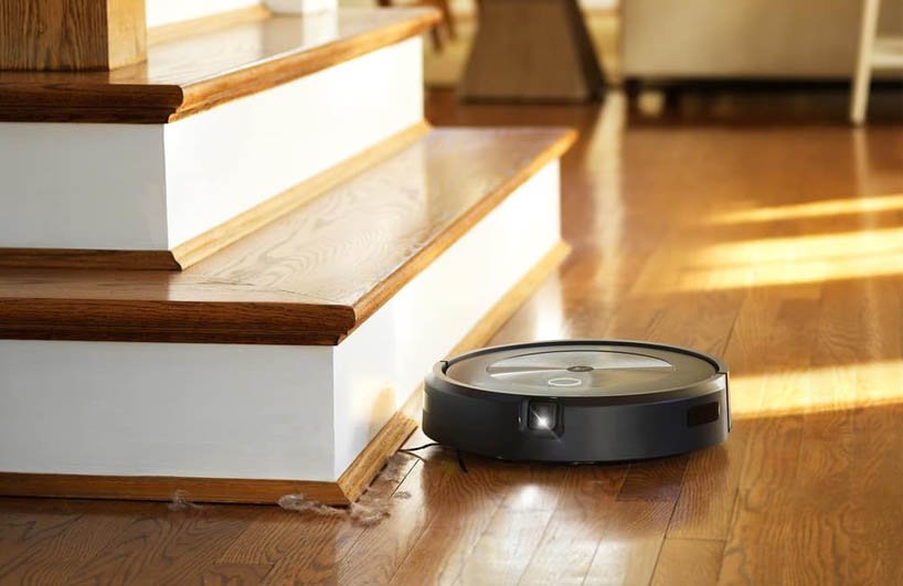 robot hút bụi Roomba rơi xuống cầu thang