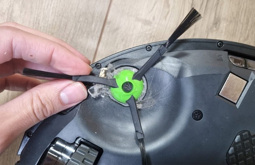 vệ sinh chổi cạnh roomba